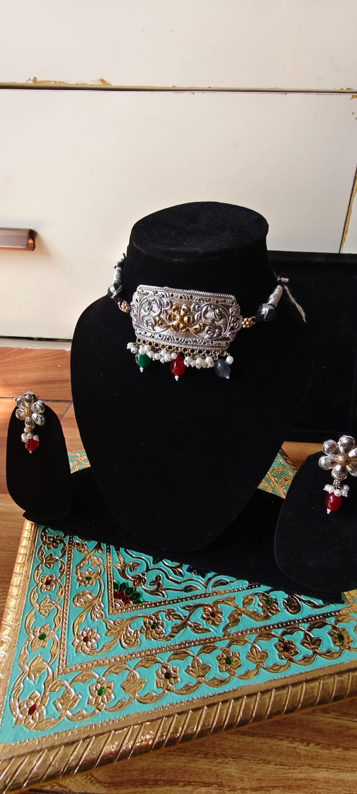 Dual-Tone Floral Plate Choker Set with Pearl Fringe