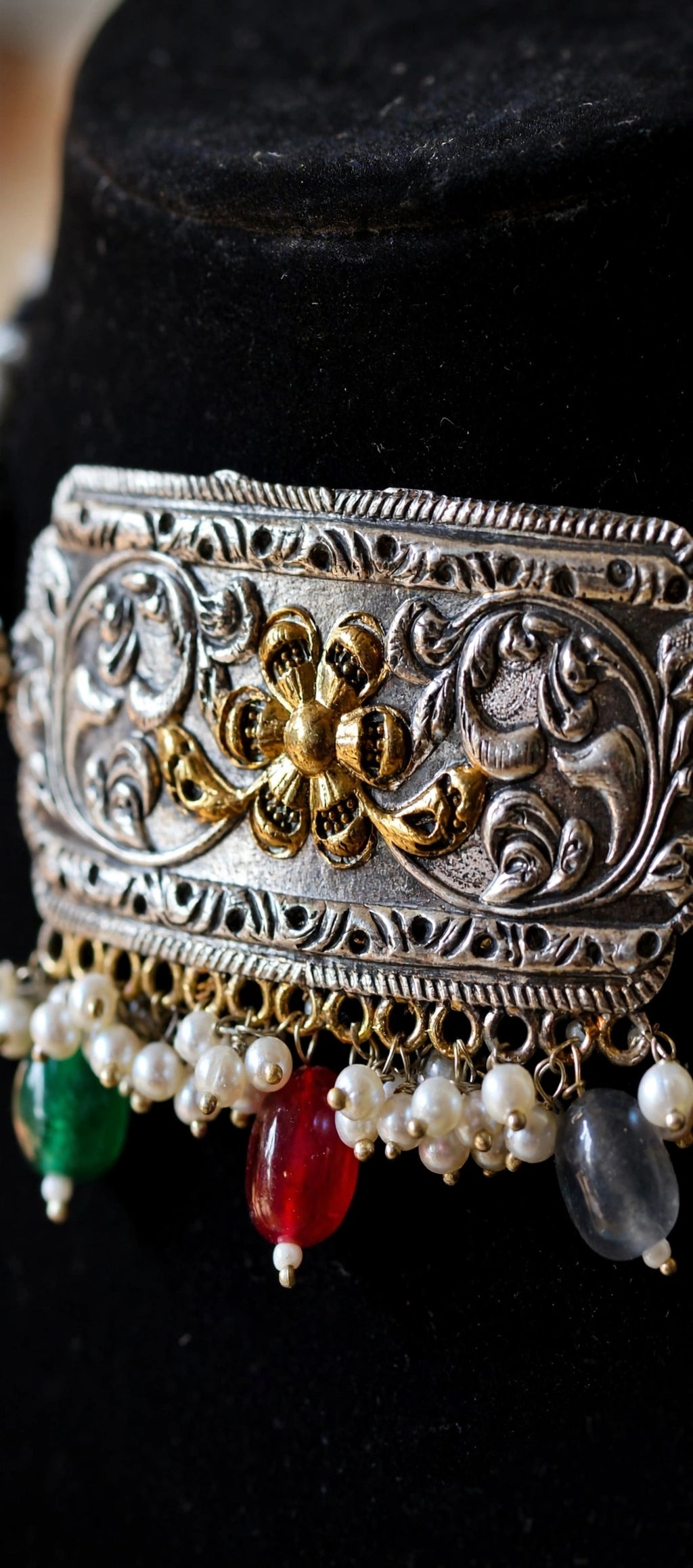 Dual-Tone Floral Plate Choker Set with Pearl Fringe