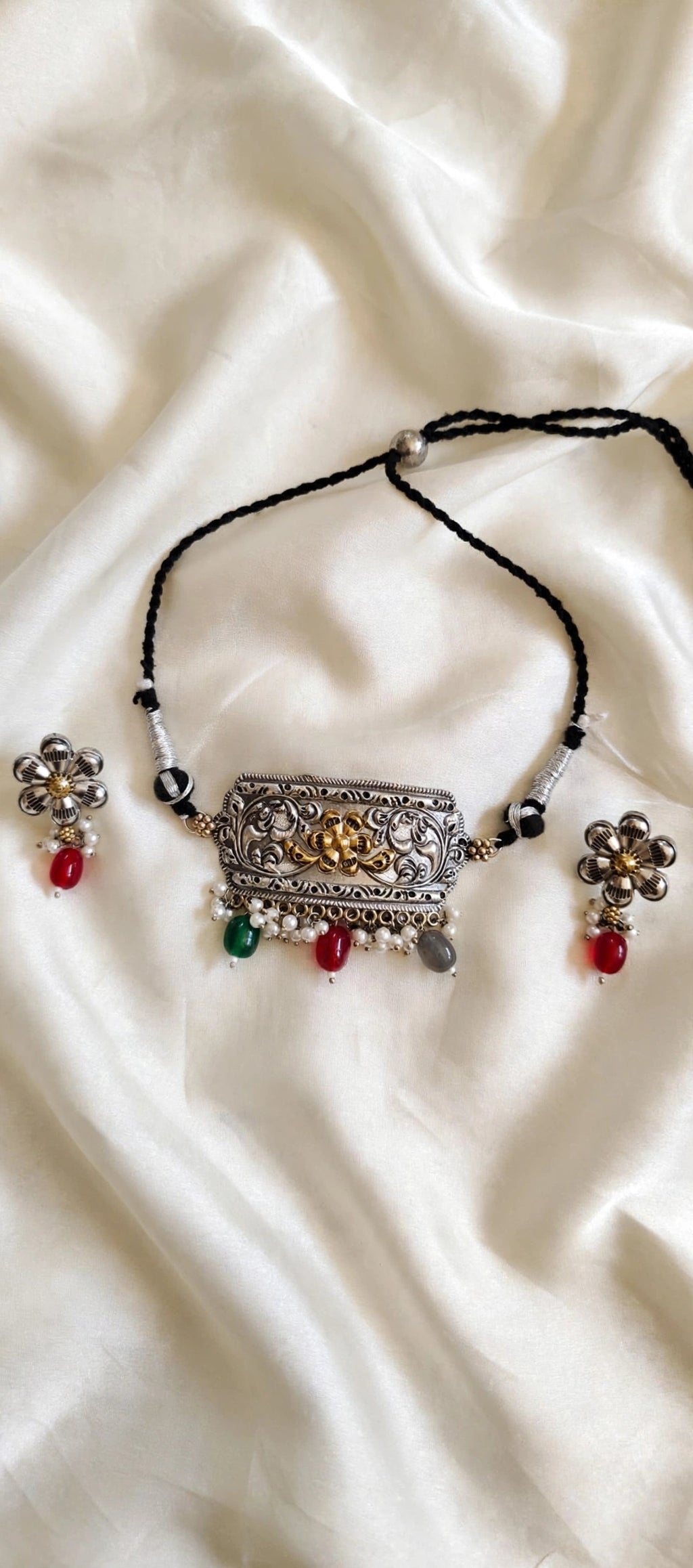 Dual-Tone Floral Plate Choker Set with Pearl Fringe